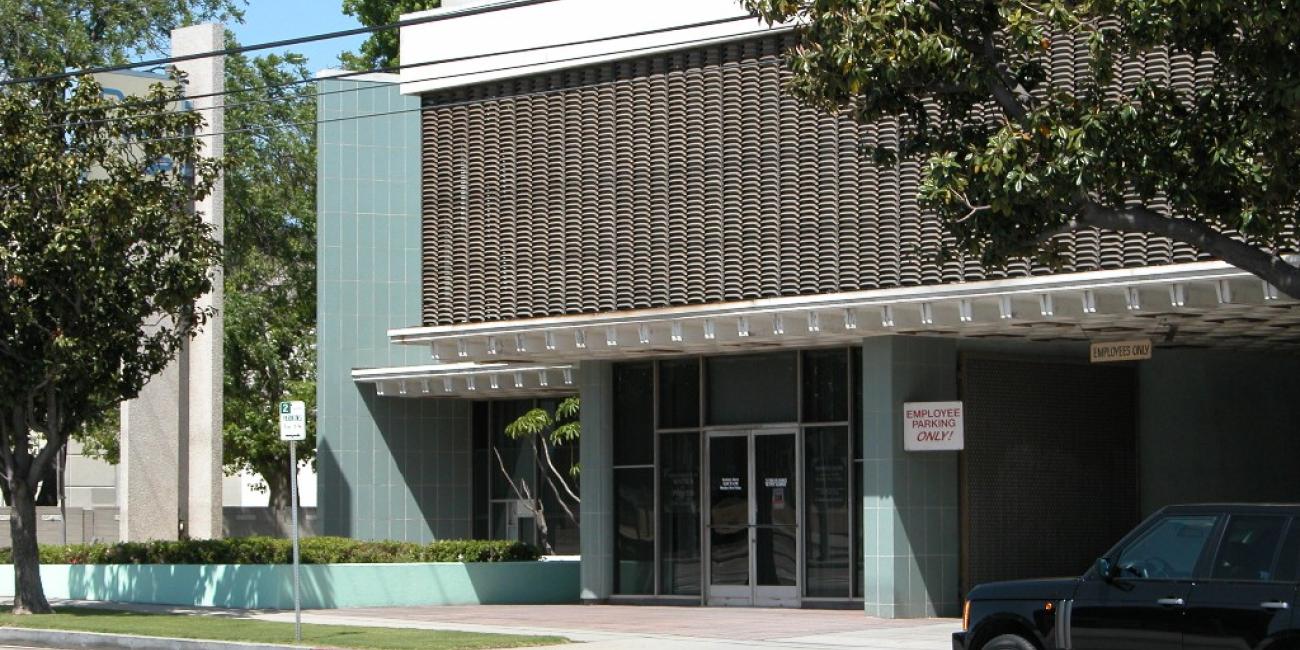 West Los Angeles Customer Service Center, Entrance