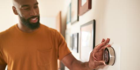 L'homme règle la température des thermostats