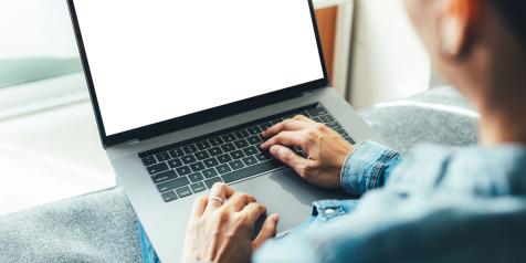 Personne regardant l'écran d'un ordinateur portable