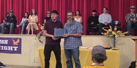 2 personas con un certificado en la ceremonia de premios LADWP e Inyo Condado